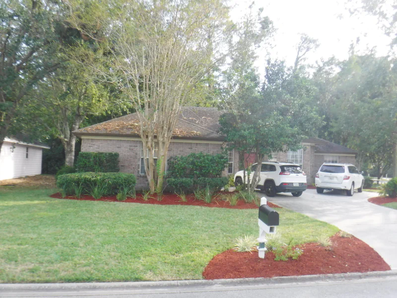 red mulch around mailbox and front flower bed in Eagle Harbor in Fleming Island, FL