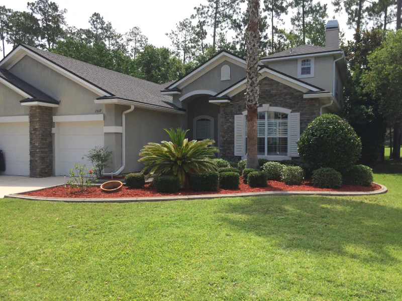 very attractive Fleming Island, FL lawn with red mulch